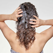 curl-shampoo-in-use